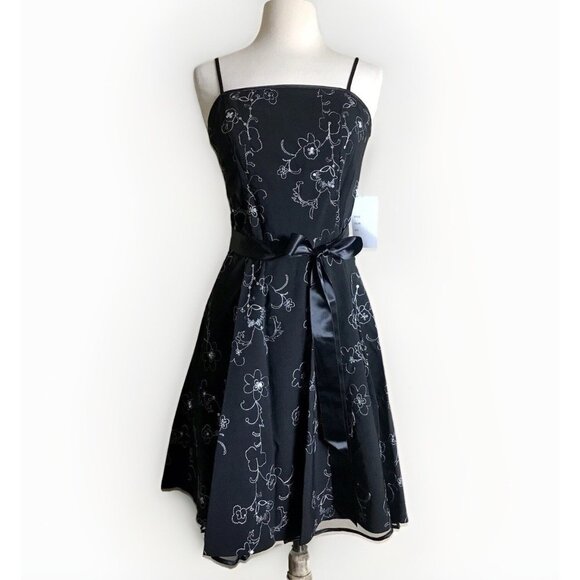Steppin Out Black Flower Embroidered Sequin Dress Size‎ Medium - Picture 1 of 9